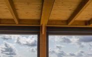 dettaglio del tetto in legno con travi